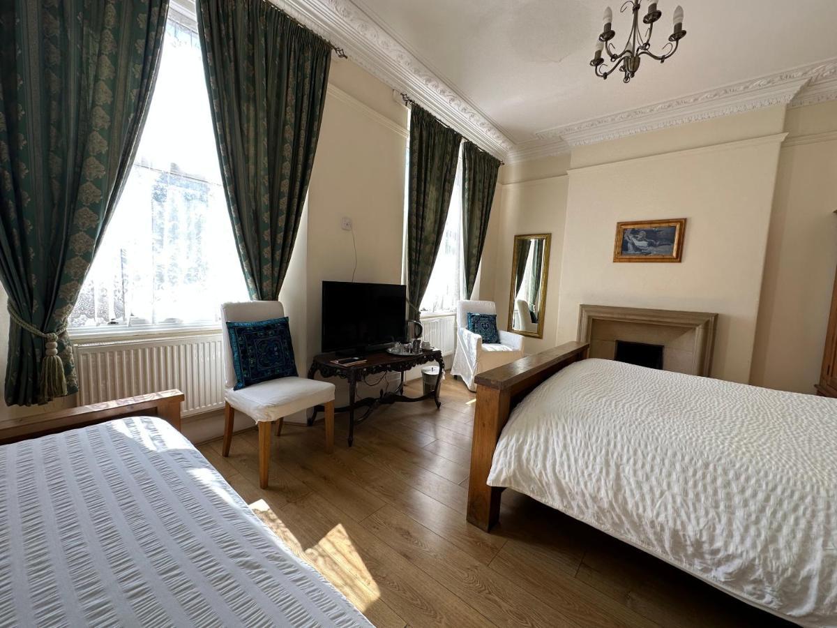 Manor Lodge Guesthouse 킨샴 외부 사진